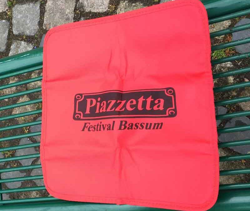 Sitzkissen und Ponchos im Verkaufsdisplay für Piazetta Festival